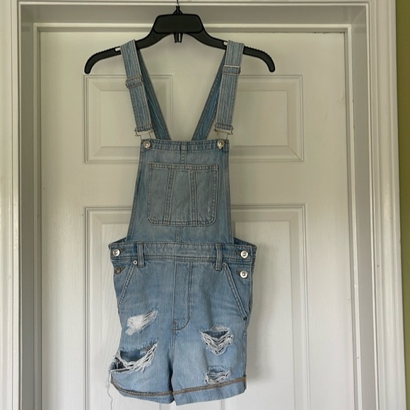 H&M - light washed & distressed blue jean overall shorts - Size 4 - Picture 1 of 4